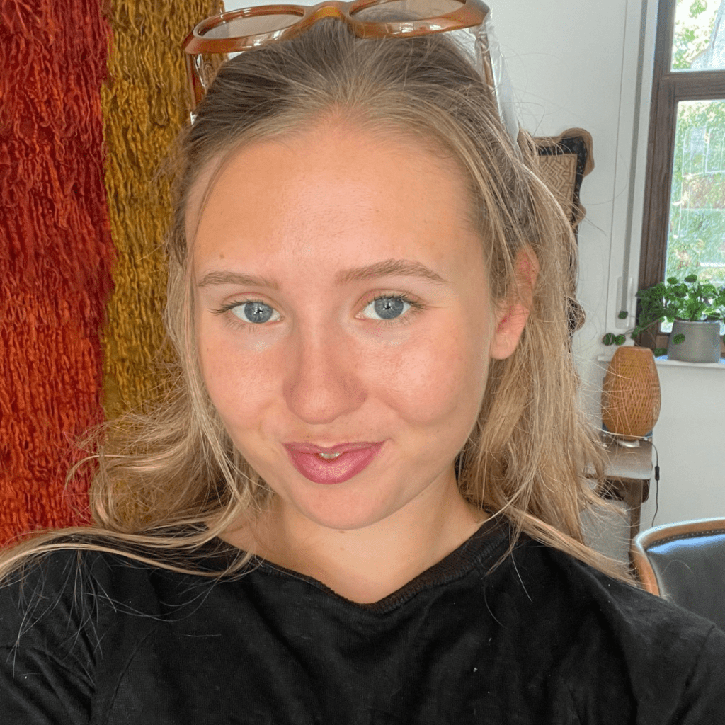 Emma Muyshondt is de oprichter van Nebula Yoga en gebruikt Dexxter voor haar boekhouding.